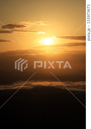 日の出と雲海303 133973673