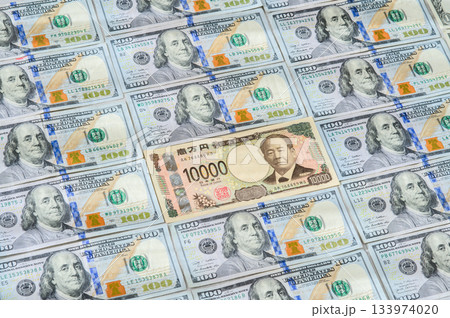 米ドル紙幣に囲まれた日本の一万円札の俯瞰ダッチアングル2 米ドル紙幣に囲まれた日本の一万円札の俯瞰ダッチアングル2 133974020
