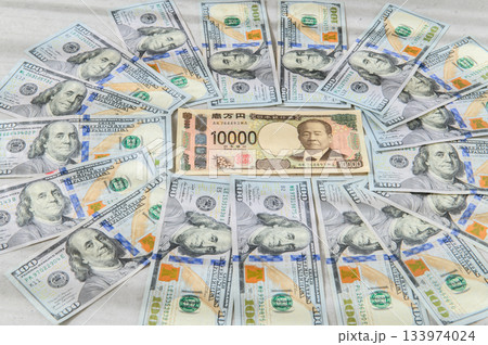 米100ドル紙幣に取り囲まれた日本の一万円札の俯瞰ミディアム構図 133974024