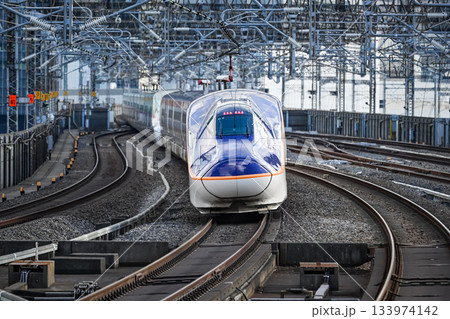 ホームを出発していく山形新幹線E8系 ホームを出発していく山形新幹線E8系 133974142