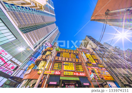 日本の東京都市景観 師走。渋谷サクラステージSHIBUYAタワーや飲み屋街などを望む。希望の光=4日 日本の東京都市景観 師走。渋谷サクラステージSHIBUYAタワーや飲み屋街などを望む。希望の光=4日 133974151