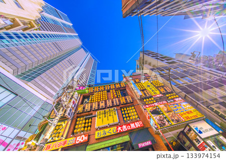日本の東京都市景観 師走。渋谷サクラステージSHIBUYAタワーや飲み屋街などを望む。希望の光＝4日 133974154