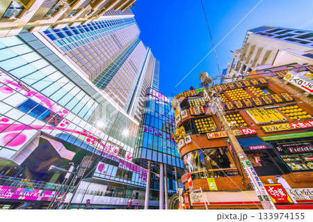 日本の東京都市景観 師走。渋谷サクラステージSHIBUYAタワーや飲み屋街などを望む。希望の光＝4日 133974155