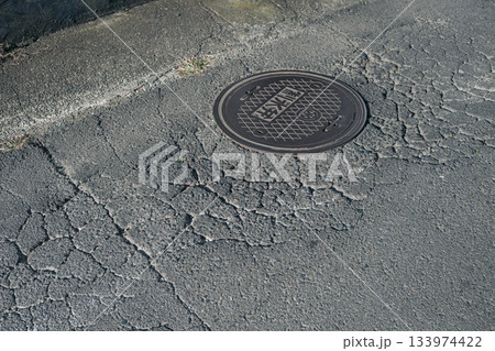 危険なマンホール周りの老朽化 133974422