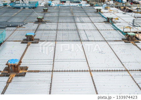 鉄筋工事とデッキプレート 133974423