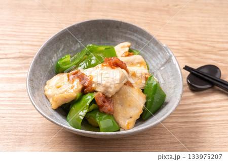 鶏肉とピーマンの梅オイスターソース炒め 133975207