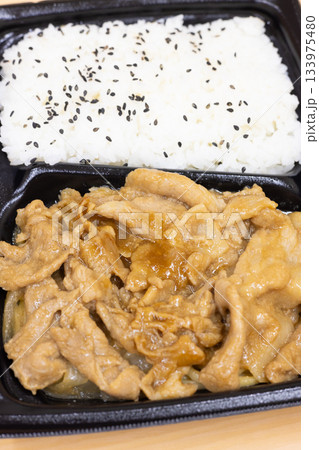 美味しい豚肉しょうが焼き弁当 133975480