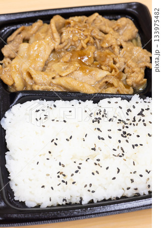 美味しい豚肉しょうが焼き弁当 美味しい豚肉しょうが焼き弁当 133975482