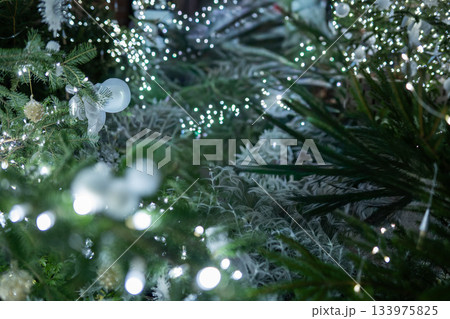 キラキラと輝くクリスマスの背景素材 キラキラと輝くクリスマスの背景素材 133975825