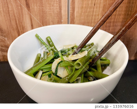 空芯菜のガーリック炒め シャキシャキ食感のアジア野菜炒め 133976016