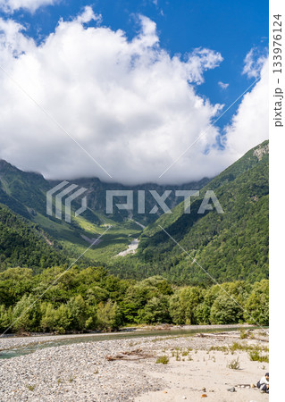 長野県上高地の小梨平キャンプ場から見る梓川と穂高連峰 133976124