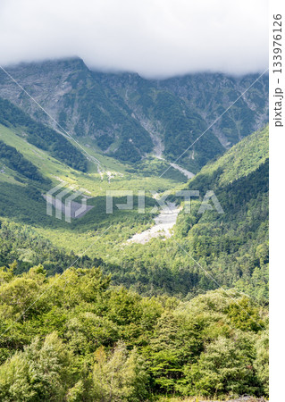 長野県上高地の小梨平キャンプ場から見る岳沢と穂高連峰 133976126