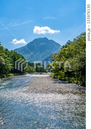 長野県上高地観光 河童橋から見上げる焼岳 長野県上高地観光 河童橋から見上げる焼岳 133976130