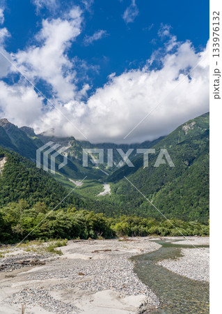 長野県上高地観光　河童橋から見上げる穂高連峰 133976132