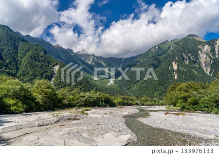 長野県上高地観光　河童橋から見上げる穂高連峰 133976133
