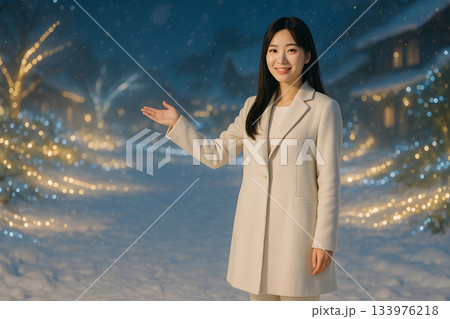 雪景色のライトアップ会場を案内する日本人女性 133976218