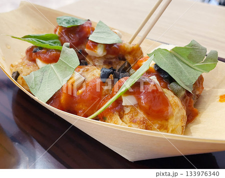 イタリアンたこ焼き トマトとバジルをのせたアレンジたこ焼き イタリアンたこ焼き トマトとバジルをのせたアレンジたこ焼き 133976340