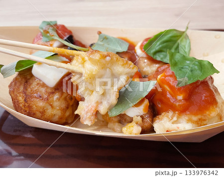 トマトとバジルがのったイタリアンたこ焼き トマトとバジルがのったイタリアンたこ焼き 133976342