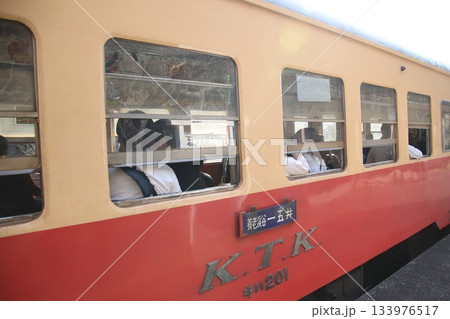 上総中野駅を発車する小湊鉄道キハ200 133976517