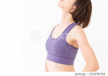 体操をするヨガウェア姿のミドル女性 体操をするヨガウェア姿のミドル女性 133976782