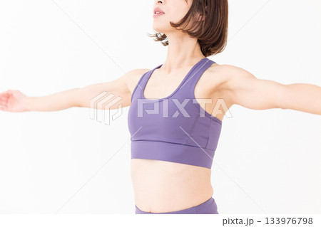 体操をするヨガウェア姿のミドル女性 体操をするヨガウェア姿のミドル女性 133976798