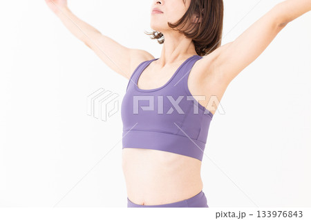 体操をするヨガウェア姿のミドル女性 体操をするヨガウェア姿のミドル女性 133976843