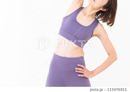 体操をするヨガウェア姿のミドル女性 体操をするヨガウェア姿のミドル女性 133976952