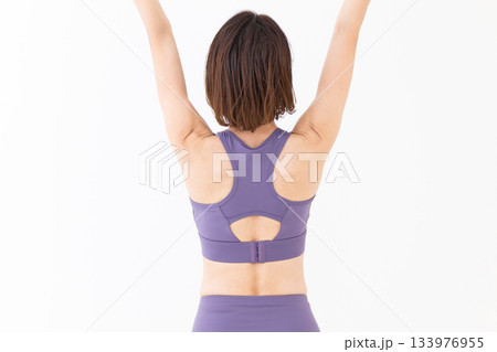 体操をするヨガウェア姿のミドル女性 133976955