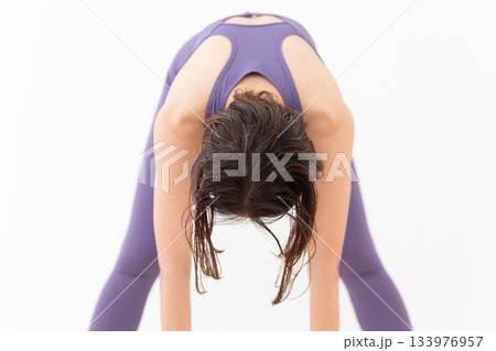 体操をするヨガウェア姿のミドル女性 体操をするヨガウェア姿のミドル女性 133976957