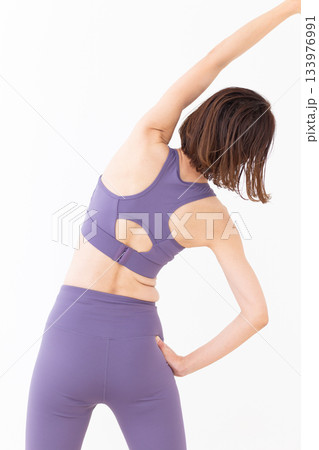 体操をするヨガウェア姿のミドル女性 体操をするヨガウェア姿のミドル女性 133976991