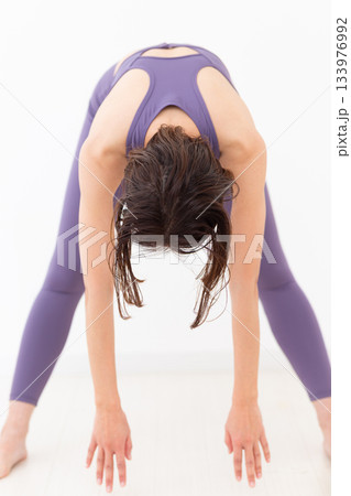 体操をするヨガウェア姿のミドル女性 体操をするヨガウェア姿のミドル女性 133976992