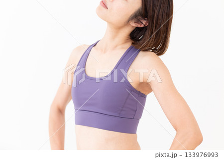 体操をするヨガウェア姿のミドル女性 133976993