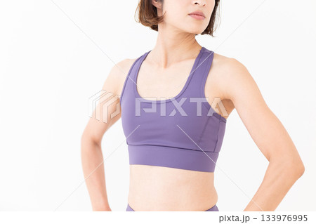 体操をするヨガウェア姿のミドル女性 体操をするヨガウェア姿のミドル女性 133976995