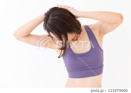 体操をするヨガウェア姿のミドル女性 体操をするヨガウェア姿のミドル女性 133979006