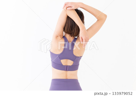 体操をするヨガウェア姿のミドル女性 133979052