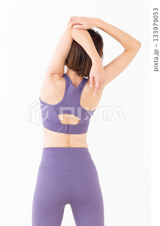 体操をするヨガウェア姿のミドル女性 133979053