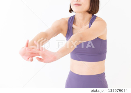 体操をするヨガウェア姿のミドル女性 133979054