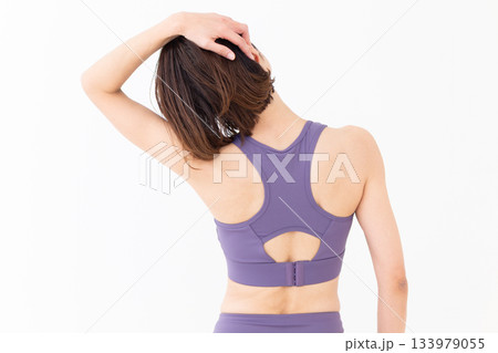 体操をするヨガウェア姿のミドル女性 133979055