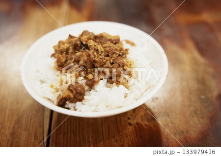 魯肉飯、麺線、小籠包など多様な味が楽しめる台湾のローカルフード 133979416