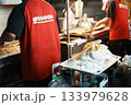 旅の醍醐味。美味しい匂いが漂う台湾の夜市の活気ある屋台 133979628