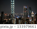 台北の象徴。煌々と輝く超高層ビル、台北101の夜景 133979661