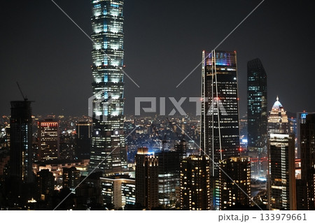台北の象徴。煌々と輝く超高層ビル、台北101の夜景 133979661
