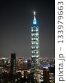 台北の象徴。煌々と輝く超高層ビル、台北101の夜景 133979663
