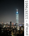台北の象徴。煌々と輝く超高層ビル、台北101の夜景 133979665