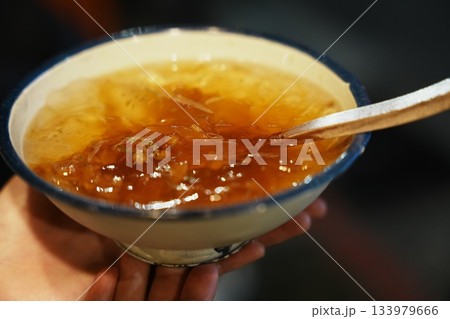 暑い日にぴったり。レモンシロップと氷で冷やした爽やかな愛玉 133979666