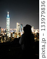 台北101の夜景と女性。煌めく街を背景にした美しい旅のポートレート 133979836