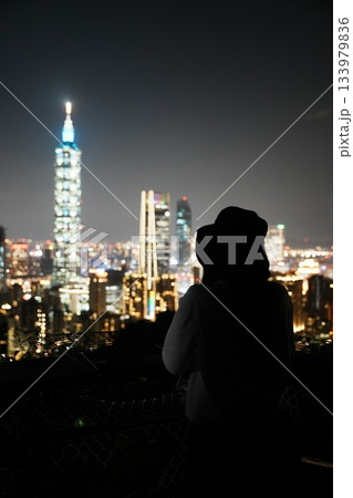 台北101の夜景と女性。煌めく街を背景にした美しい旅のポートレート 133979836