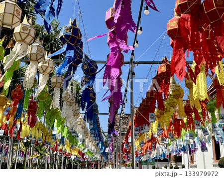 チェンマイ　ワット チャイ プラ キアットに飾られたカラフルなランタン 133979972