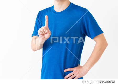人差し指を立てるTシャツ姿のミドル男性 人差し指を立てるTシャツ姿のミドル男性 133980038