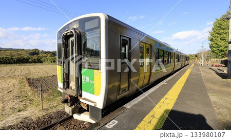 JR久留里線の平山駅に停車する列車 133980107